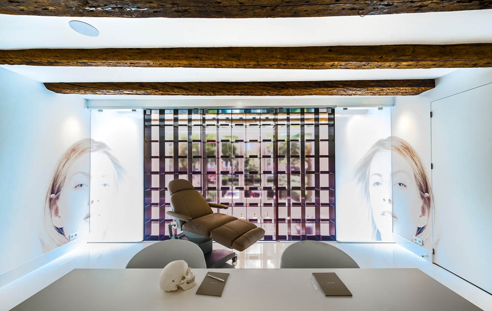Alt-Text: "Luxury spa room with premium Gharieni treatment table and artistic decor."